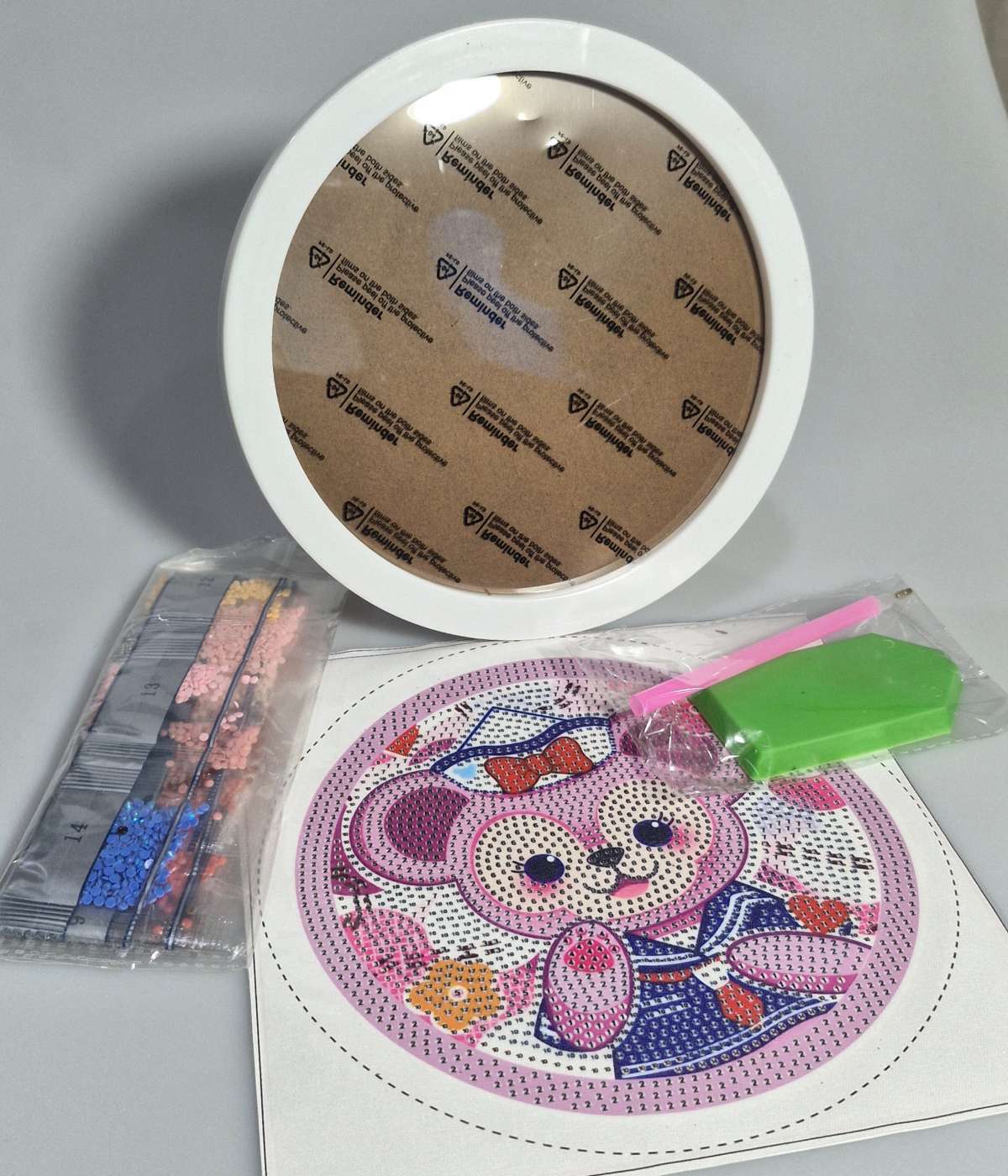 نقاشی الماسی دایره قطر 20 با قاب پایه دار طرح جور 117-8